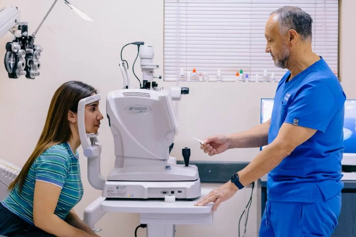 El Dr. Antonio Serrano examina a una paciente en su clínica