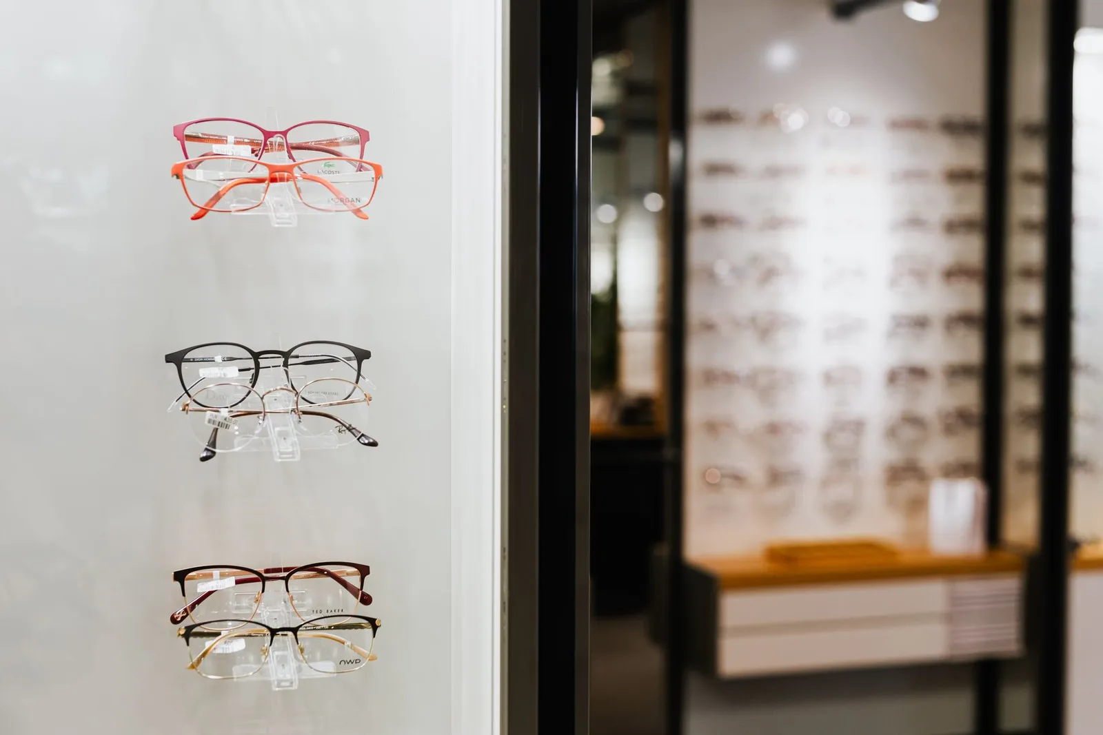 Armazones de anteojos en exhibición en una óptica