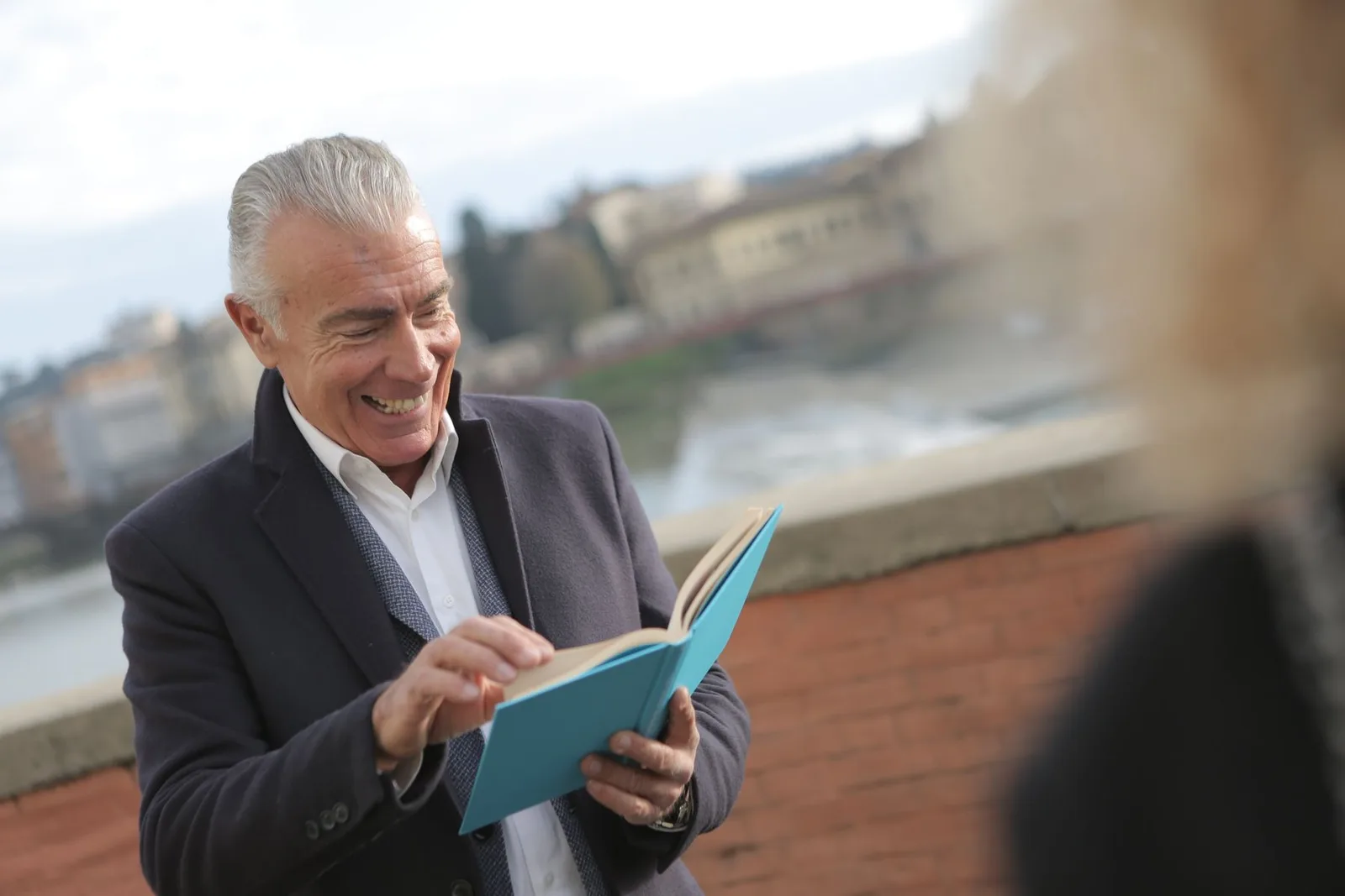 Hombre de más de 60 años leyendo cómodamente sin anteojos